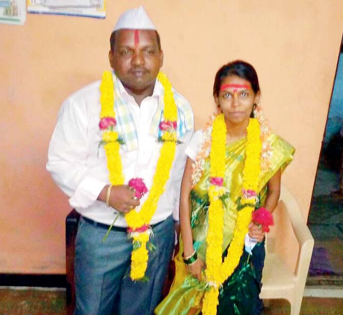 Wedding Mumbai Sion Woman Who Ran Away On Day Will Cost Shrikant Kamble With Pooja At Their Engagement