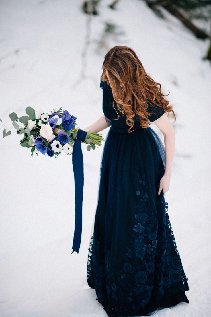 Девушка в синем свадебном платье