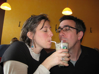 Definition of RACONTEUR and synonyms of RACONTEUR (French)